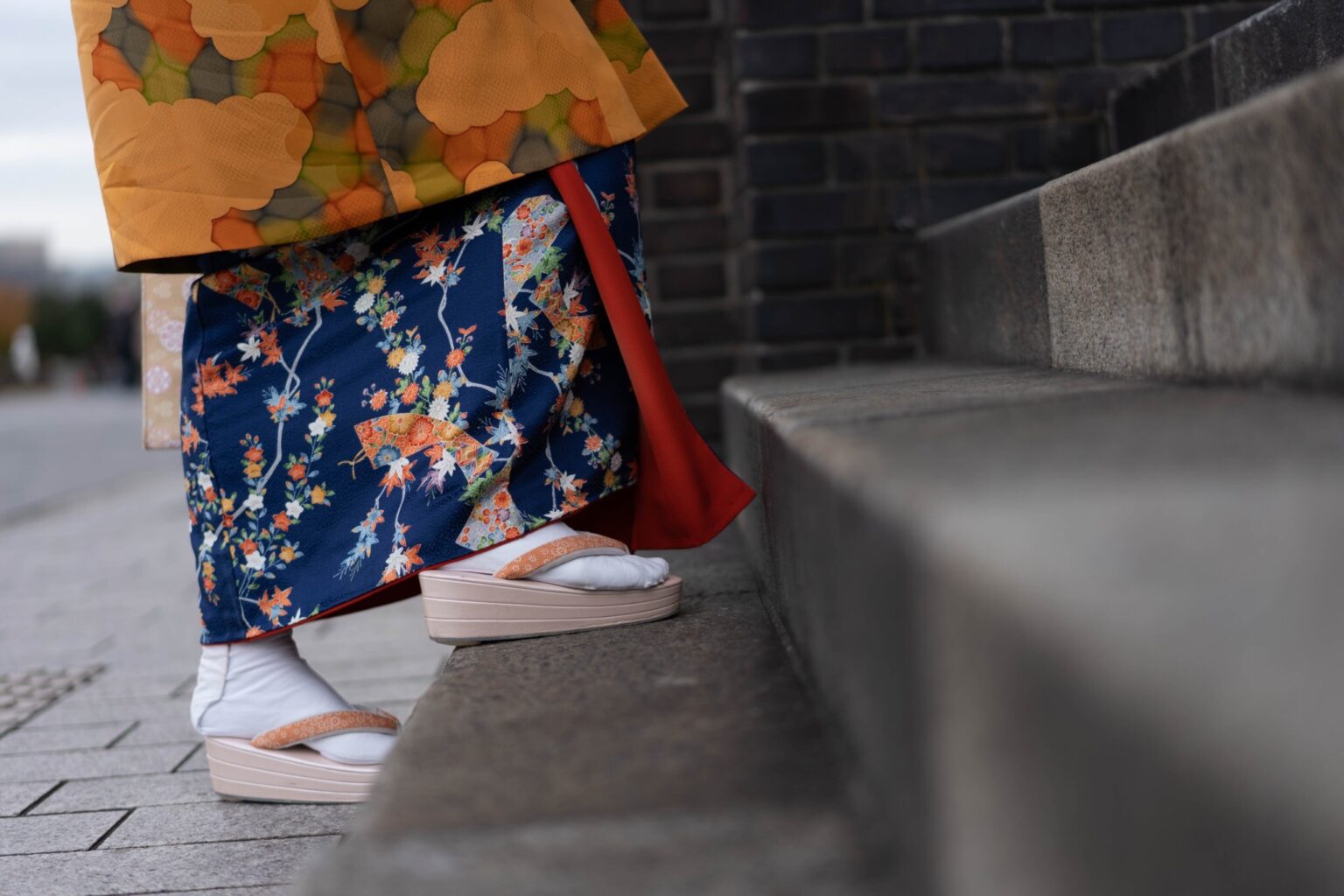 着物の「裾」決定版!着姿を決める長さやシルエットとは?着姿のポイントや歩き方のコツまで解説 - 京都きもの市場 着物宅配レンタルの着物がよく ...